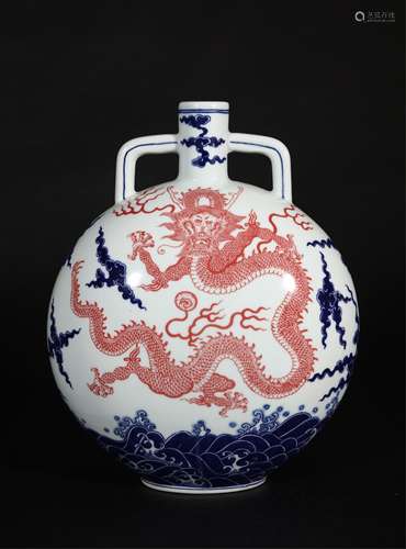 CHINESE QIANLONG MARK BLUE AND WHITE PORCELAIN BOT