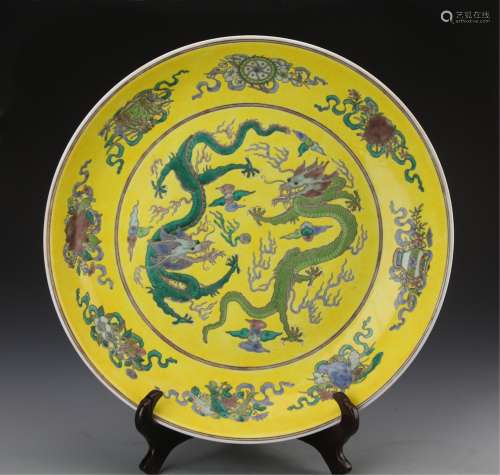 CHINESE YELLOW GROUND PORCELAIN DRAGON CHARGER