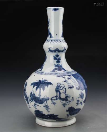 CHINESE BLUE AND WHITE FIGURAL VASE