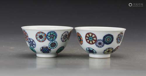 CHINESE PAIR OF FAMILLE ROSE PORCELAIN BOWLS