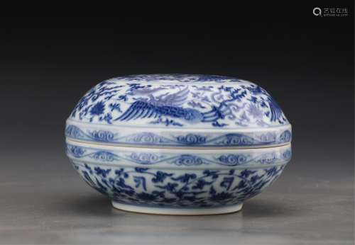 CHINESE BLUE AND WHITE PORCELAIN COVER BOX