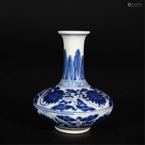 CHINESE BLUE AND WHITE PORCELAIN BOTTLE