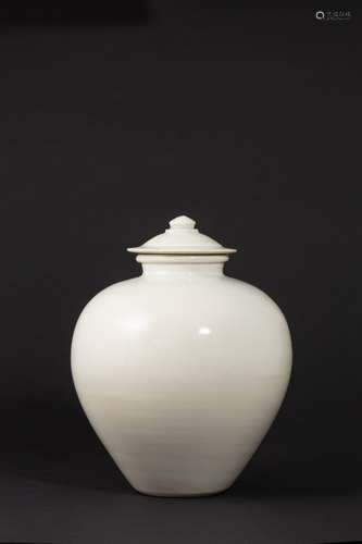 Tang dynasty Xing kiln white glaze jar with cover