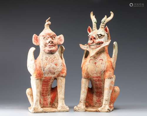 Tang dynasty Pair of painted white  pottery monster