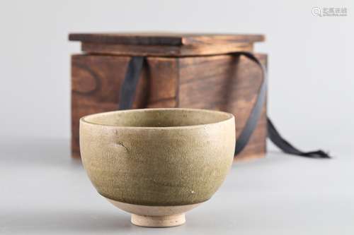 Yue kiln celadon glazed bowl