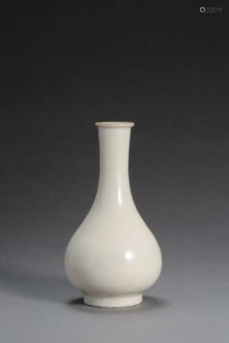 Ming dynasty Dehua kiln white glaze bottle