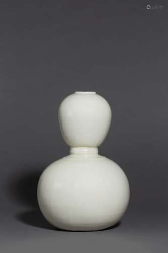 Tang dynasty Xing kiln gourd shaped bottle (repaired)