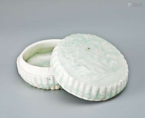 Hutian kiln bluish and white glazed box with grain