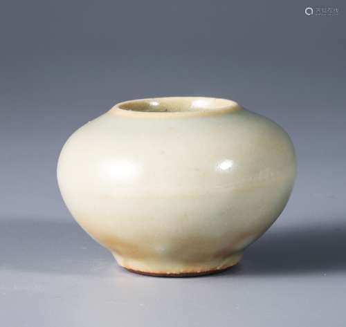 Jin dynasty Yaozhou kiln moon white glazed water pot