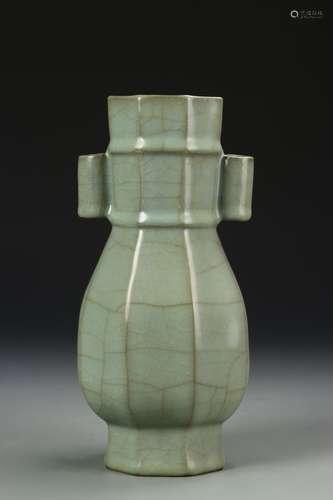 Chinese Lungquan Yao Vase