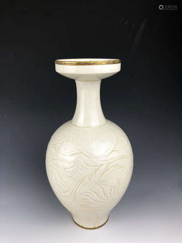 China,Carving Ding Yao Vase