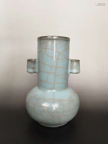 China,Guan Kiln Binaural Vase