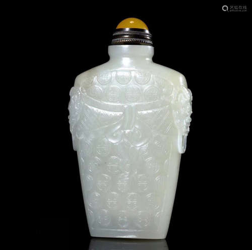 A HETIAN JADE SNUFF BOTTLE