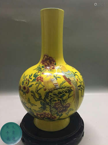 A YELLOW-GROUND FLORAL AND BIRD PATTERN VASE