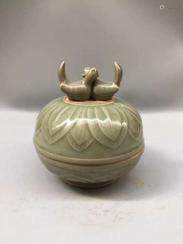 A YUE KILN FINE CARVED COVER JAR