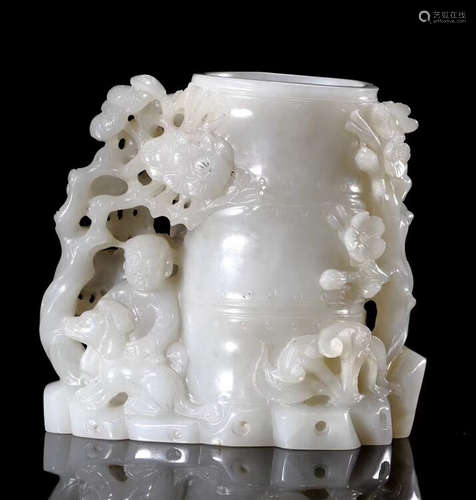 A PLANTS PATTERN HETIAN JADE BRUSH POT