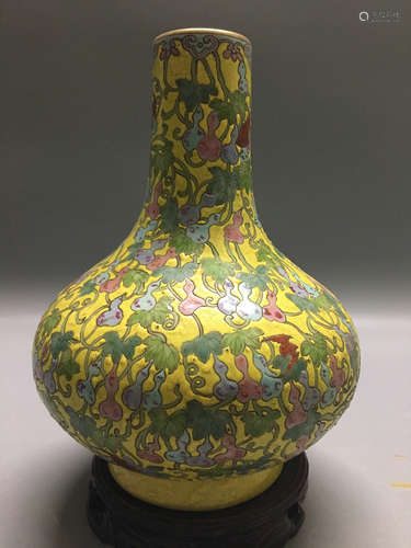 A YELLOW-GROUND GOURD PATTERN BOTTLE VASE