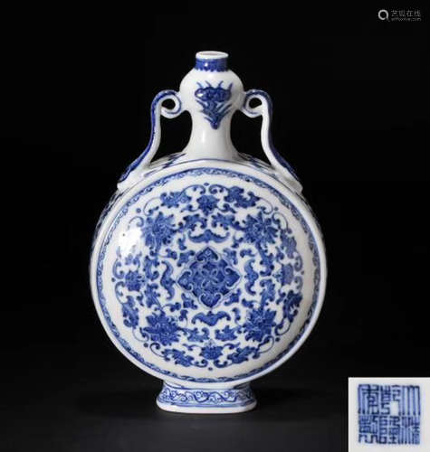 A BLUE AND WHITE MOON-FLASK VASE