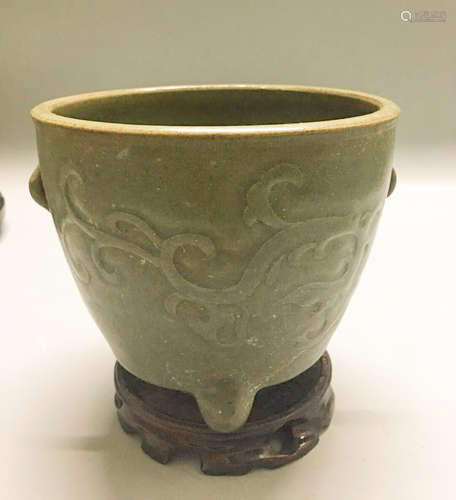 A YUEYAO CELADON-GLAZED TRIPOD CENSER