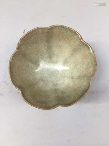 A LONGQUAN KILN FLORAL RIMED BOWL