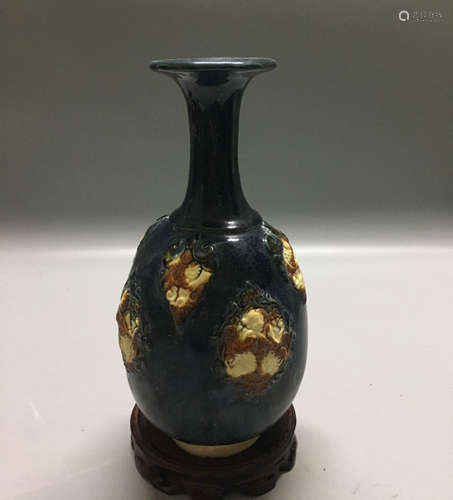 A SANCAI FLORAL DECORATED VASE