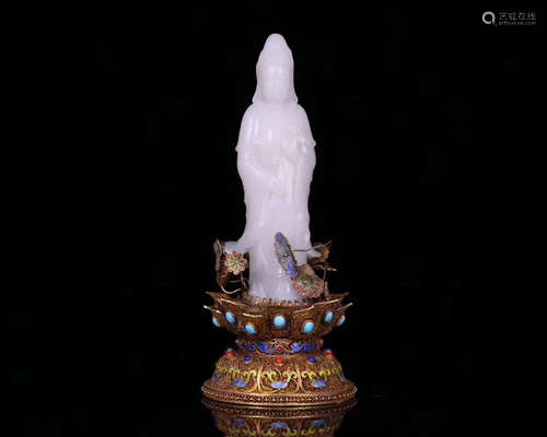 A HETIAN JADE CARVED GUANYIN STATUE