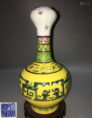 A YELLOW-GROUND FAMILLE ROSE GARLIC-HEAD SHAPED VASE