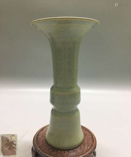 A RUYAO FENQING CELADON GU VASE