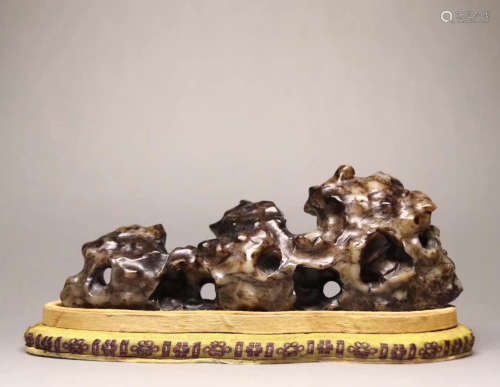 A OLD HETIAN ZILIAO JADE CARVED ORNAMENT