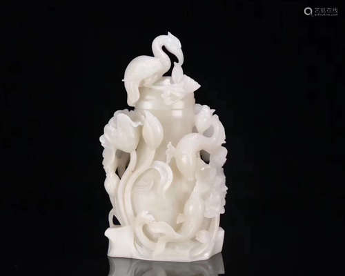 A HETIAN JADE CARVED VASE ORNAMENT