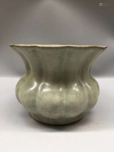 A LONGQUAN KILN FLORAL RIMED VASE