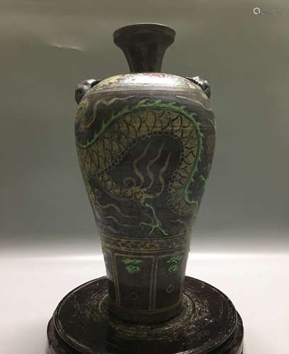 A RED AND GREEN DRAGON PATTERN VASE