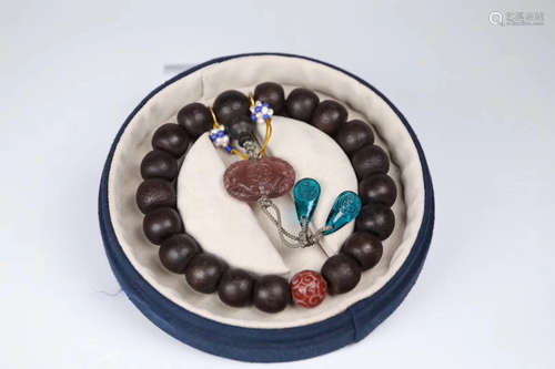 A CHENXIANG WOOD BEADS STRING BRACELET