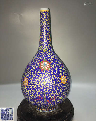 A ENAMELED FLORAL PATTERN VASE