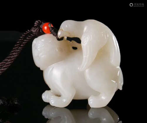 A HETIAN JADE CARVED BEAST SHAPED PENDANT