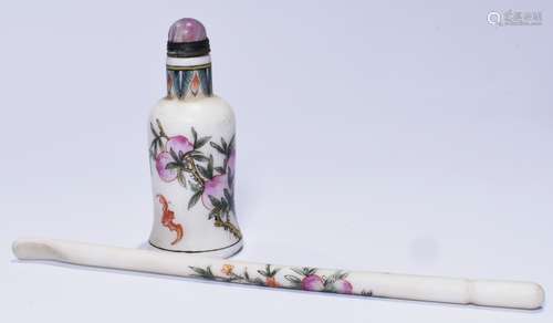 A FAMILLE ROSE SNUFF BOTTLE