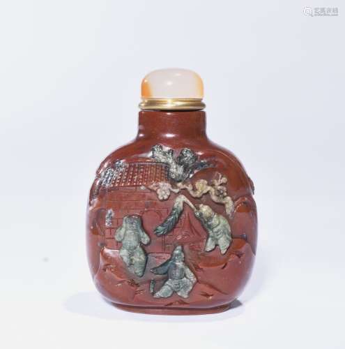 A CARVED GLASSWARE SNUFF BOTTLE