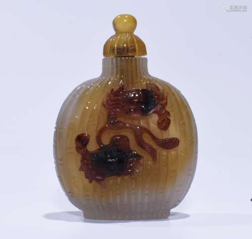 A BROWN-OVERLAY AGATE SNUFF BOTTLE
