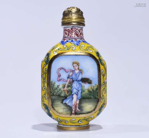 A PAINTED ENAMEL 'LADY' SNUFF BOTTLE