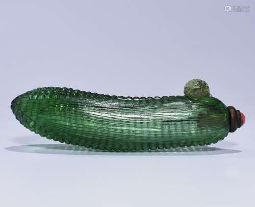 A GREEN PEKING GLASS SNUFF BOTTLE