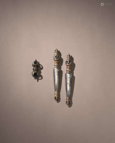 TIBET, 16TH-18TH CENTURY A GILT AND SILVERED COPPER ALLOY MINIATURE VAJRA AND A PAIR OF GILT SILVER MINIATURE DANDA