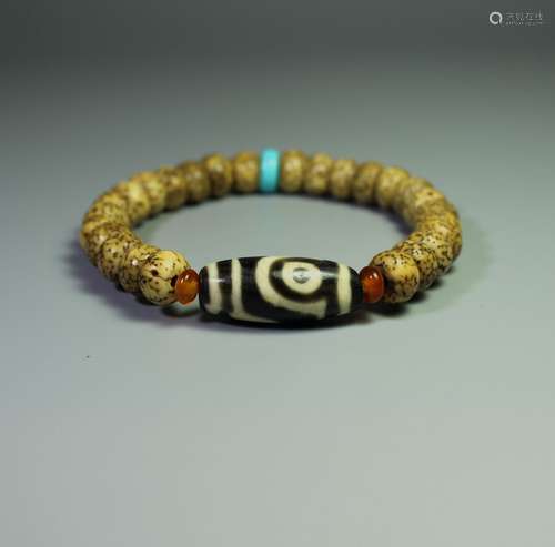 A DZI BEAD BRACELET