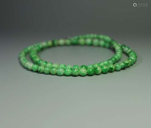 A JADEITE NECKLACE