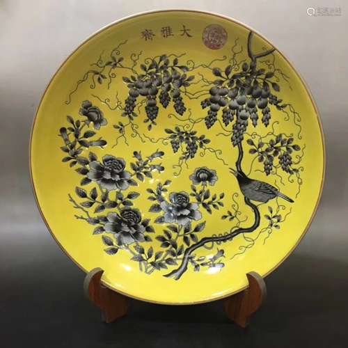 A YELLOW GROUND AND FAMILLE ROSE PLATE