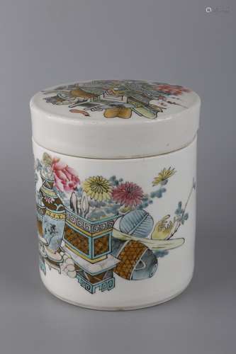 A FAMILLIE ROSE JAR WITH COVER