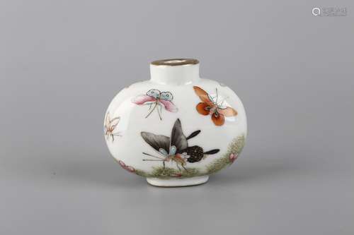 A BUTTERFLY PORCELAIN SNUFF BOTTLE