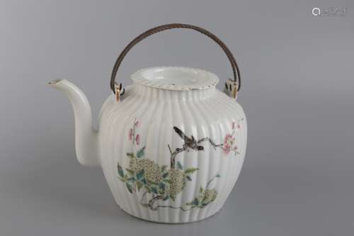 A FAMILLIE ROSE TEAPOT