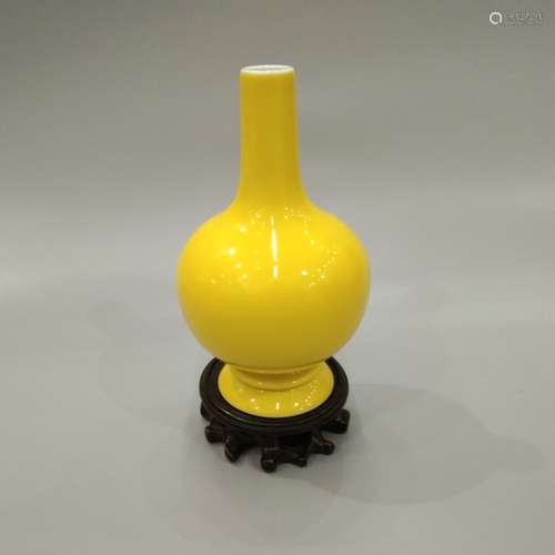 A YELLOW GLAZED VASE