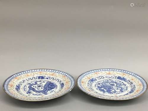 A PAIE OF BLUE AND WHITE DRAGON PLATES