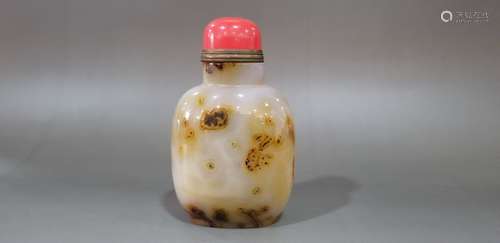 AN AGATE SNUFF BOTTLE